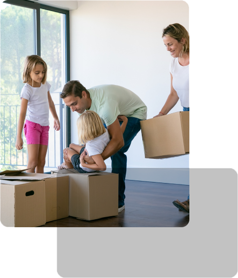 Glückliche Familie beim Umzug